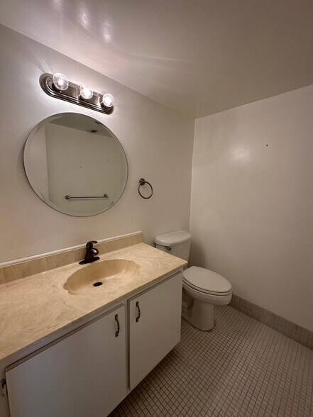 Building Photo - 4158 Inverrary Dr