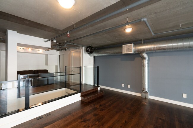 Building Photo - +++ LOOK NO FURTHER STUNNING 1BD LOFT WITH...