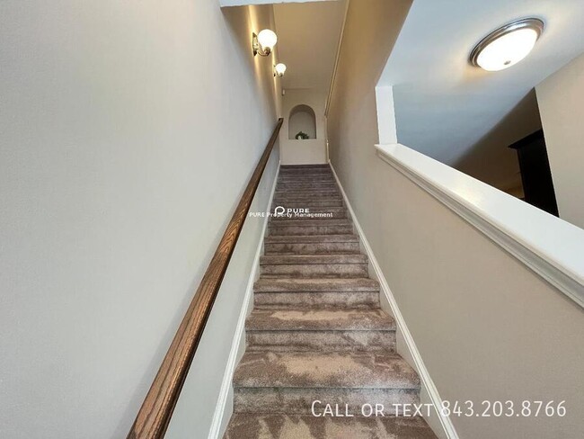 Building Photo - Spacious 2 Bedroom Townhouse in Gated Comm...