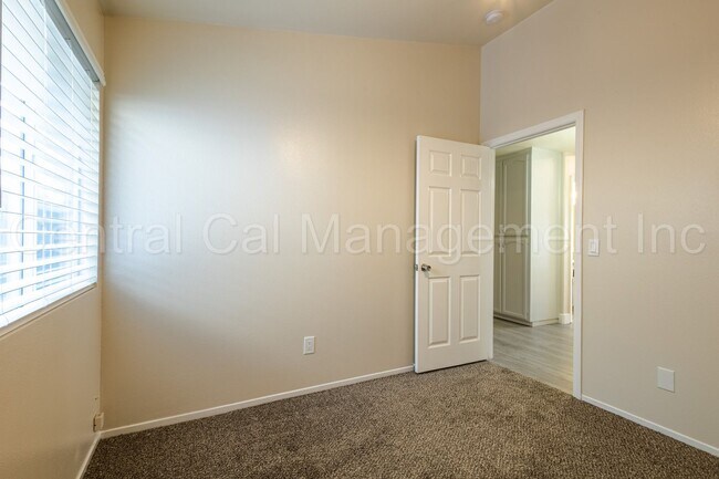 Building Photo - 3 Bedroom/2 Bath Home in the Southwest - $2295 Per Month!
