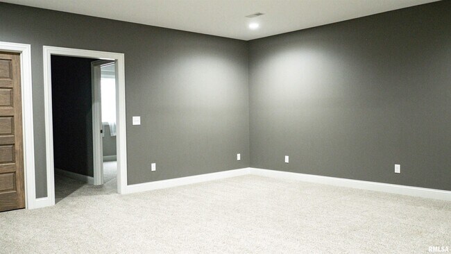 Building Photo - 285 Madison Dr