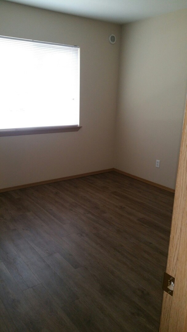 Building Photo - $1745.00 Emerald Court 2 bedroom 1 1/2 bath Puyallup Townhouse!