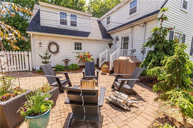 Building Photo - Stunning 4-Bedroom Home with Attached Gara...