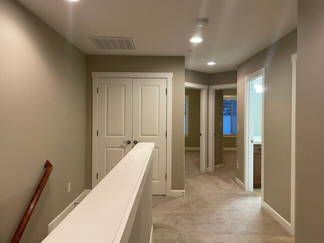 Building Photo - BEAUTIFUL LUXURY Style Townhouse with a gorgeous VIEW! Gated community in Camas! Top Rated Schools!