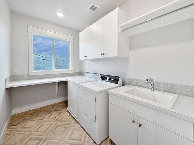 Building Photo - Stunning 4-Bedroom Home in Boise's Premier Dry Creek Ranch Community