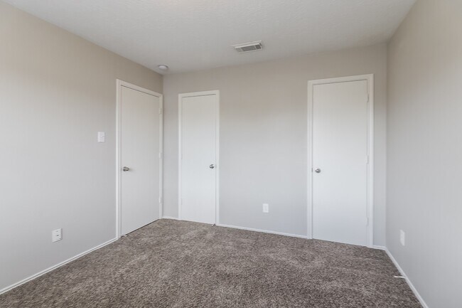 Building Photo - 21818 Hemlock Park Dr