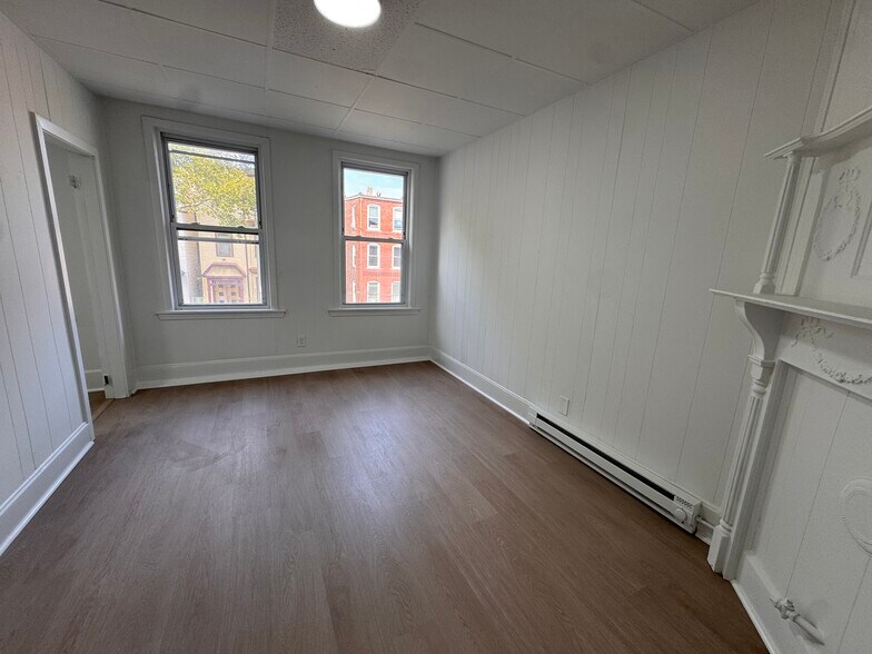 Building Photo - 211 Chelsea St