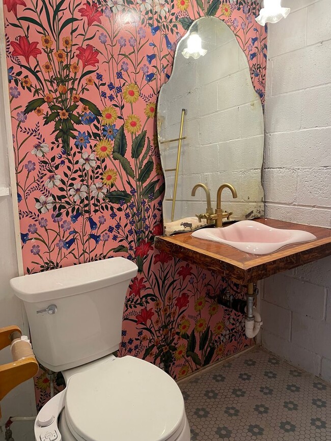 Building Photo - Adorable cottage!