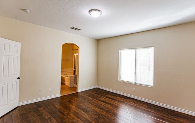 Building Photo - 1 Story home with 3 Bedrooms