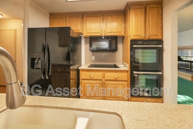 Building Photo - 2901 Doidge Ave