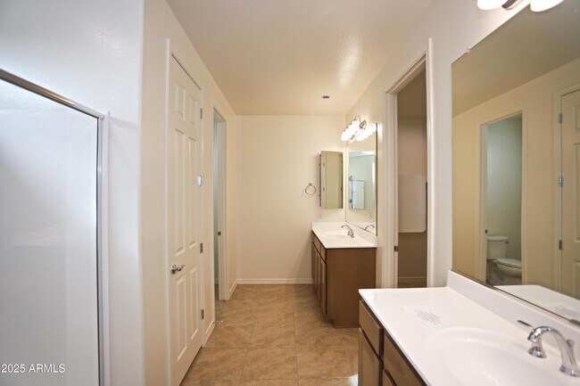 Building Photo - 831 W Finch Dr