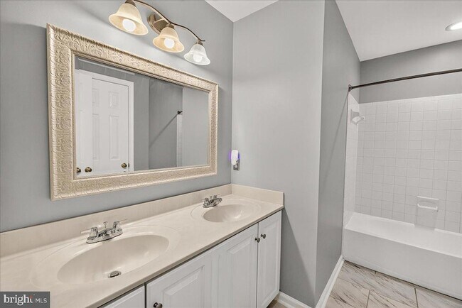 Building Photo - 6455 Saddlebrook Ln