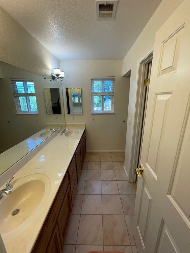 Building Photo - 5 Bed 3 Bath Home In Danville (Anderson Ranch)