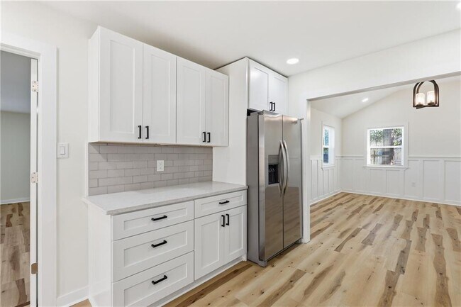 Building Photo - 19 Robin Hood Dr