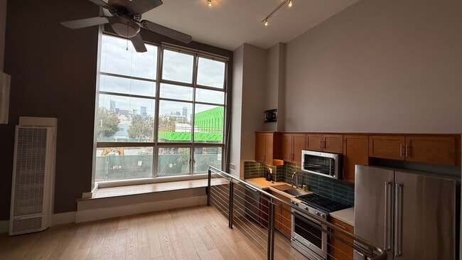 Building Photo - EPIC REA- Amazing SOMA Loft w/View - 1 BR/1.5 BA, Parking, Storage