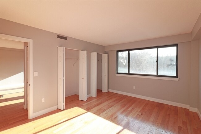 Building Photo - 1850 Beacon St