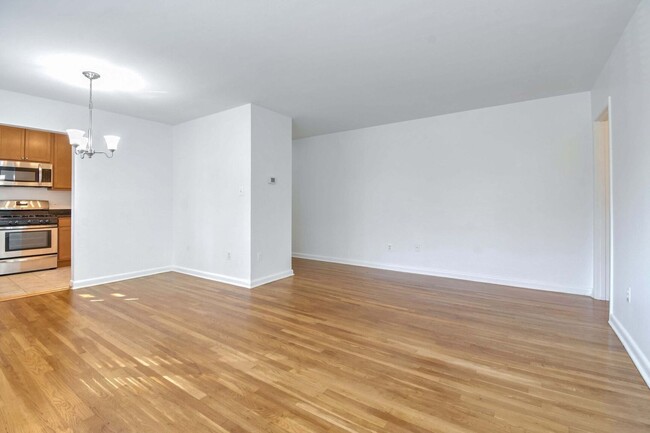 Building Photo - Renewed Spacious Condo in Parkside - Bethe...