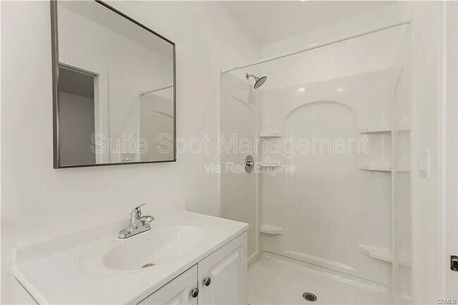 Building Photo - 554 N Cambridge St