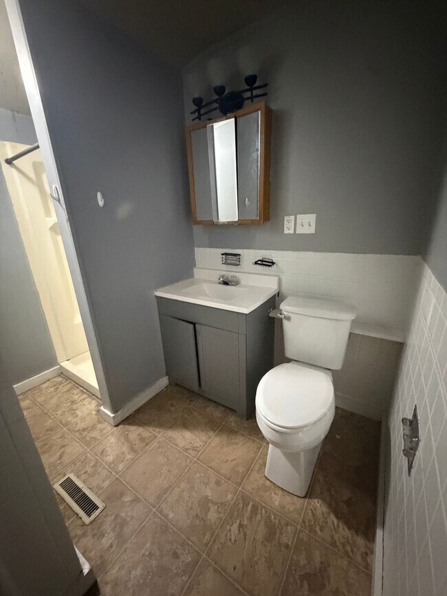 Building Photo - Cozy Two Bedroom in Quiet Avoca!