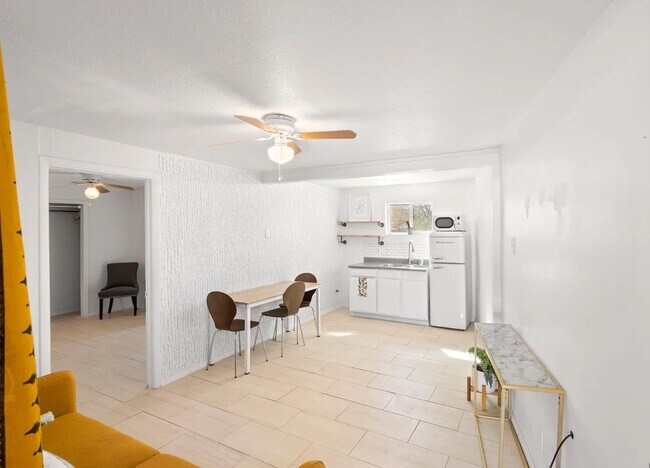 Building Photo - 1017 Maple St