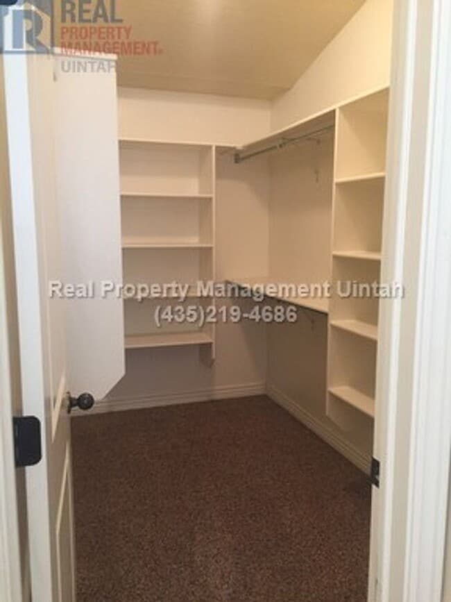 Building Photo - 3 bed 2.5 bath townhome in Fox Run