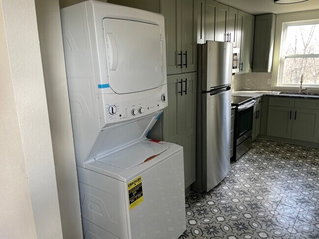 Building Photo - Totally updated 2 bedroom 1 bath home walk...
