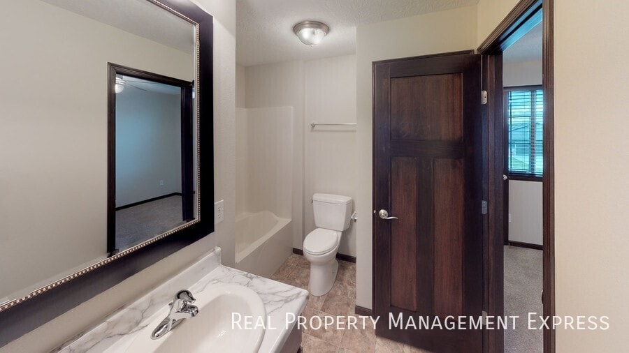 Building Photo - 3 Bedroom 1.5 Bathroom Townhome w/ Double Stall Attached Garage on the West side of Sioux Falls