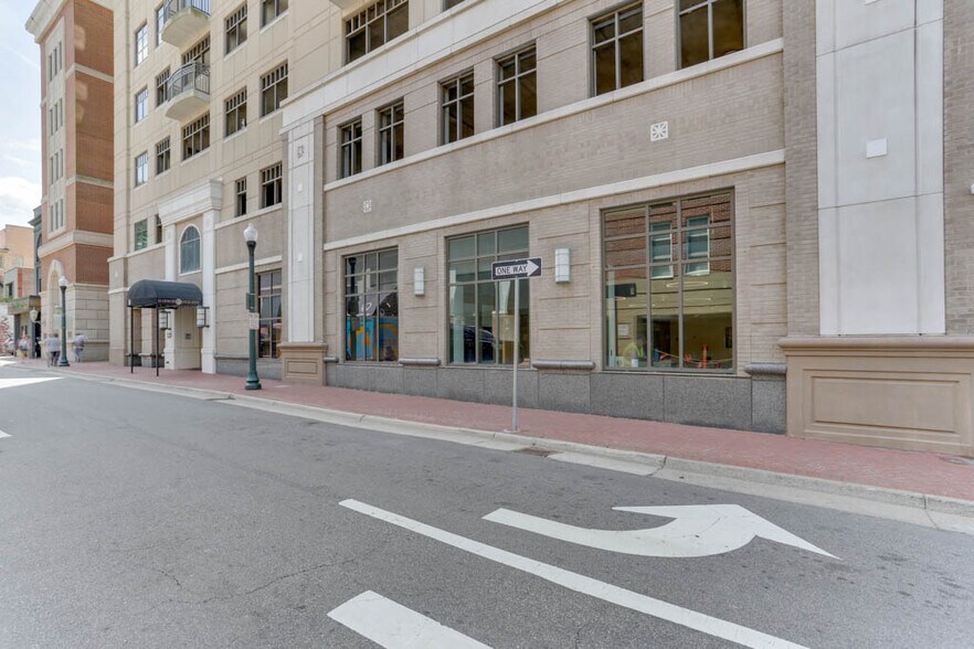 Building Photo - 123 College Pl
