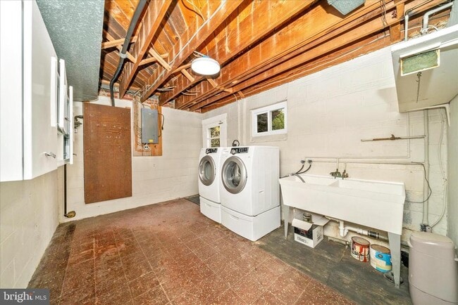 Building Photo - 3906 Montrose Dr