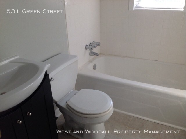 Building Photo - Green Street Duplex in Durham!