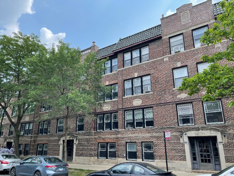Building Photo - 3655 N Racine Ave
