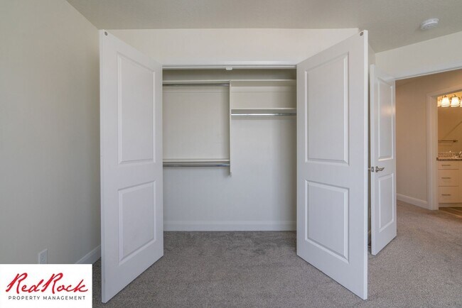 Building Photo - Modern Townhome in Desirable Hurricane Hei...