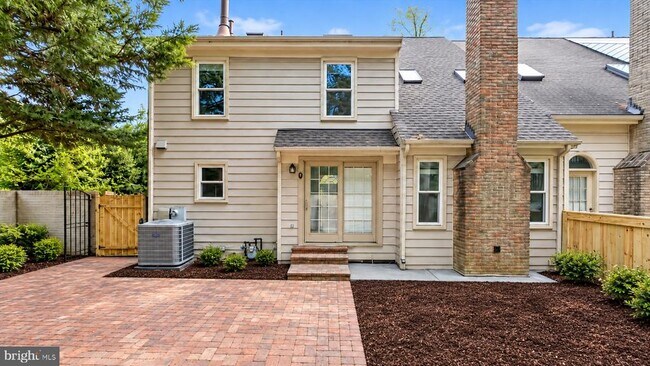 Building Photo - 1550 McLean Commons Ct