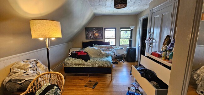 Primary Photo - 1.5 Bed Spacious Top-Floor Allston apt! Fi...