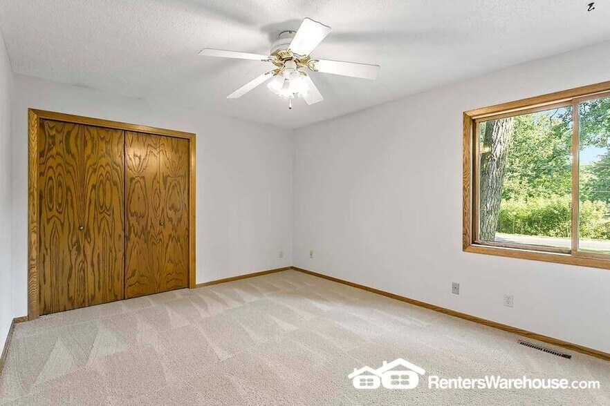 Building Photo - 3004 Pine Ridge Dr