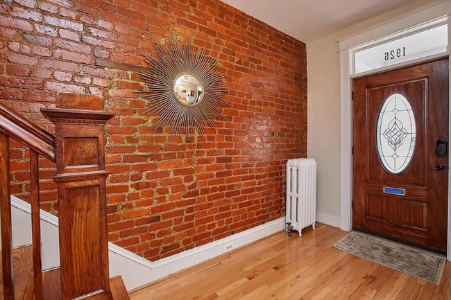 Building Photo - 3 level townhouse w 2br 2.5ba, parking spo...