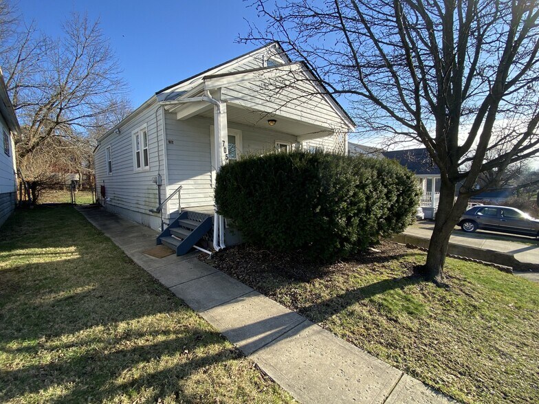 Building Photo - 705 Maple Ave
