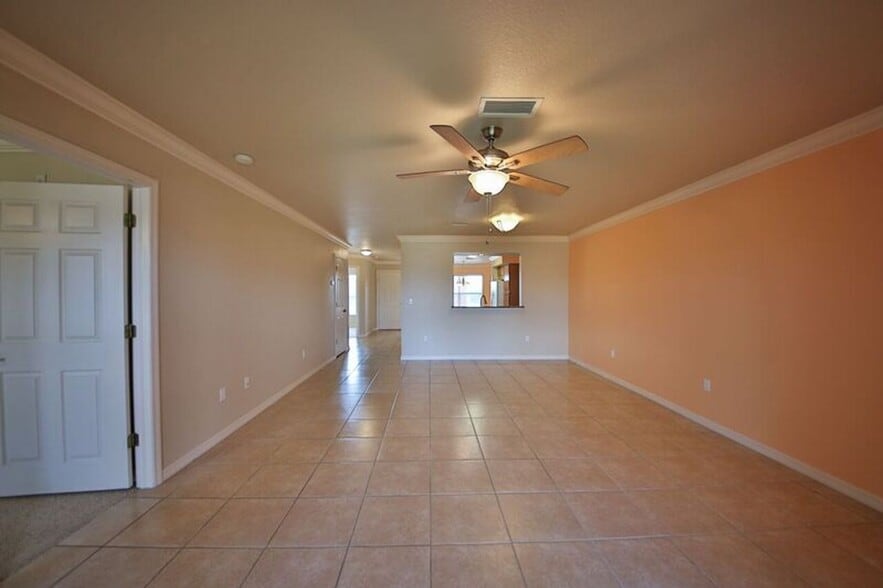 Building Photo - Santa Barbara Villas - Move in Special