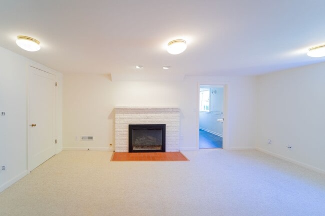Building Photo - 2840 SW Fern St