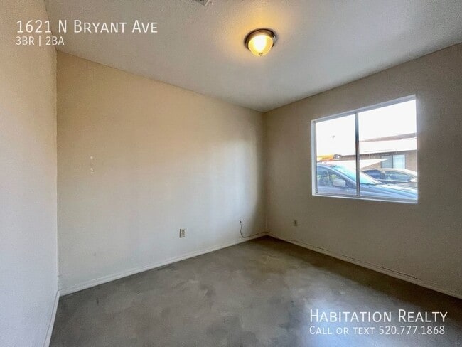 Building Photo - 1621 N Bryant Ave