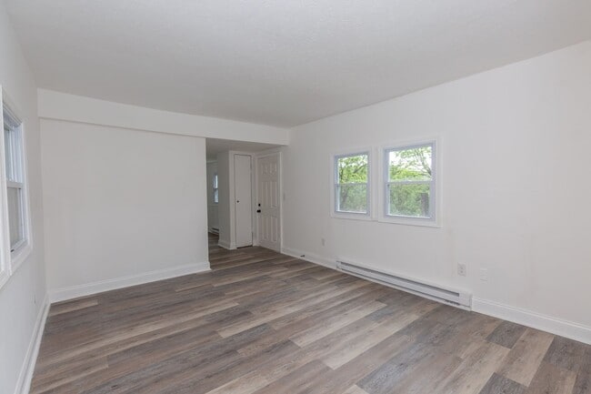 Building Photo - 2 Bed/1 Bath Trailer in Berkeley Springs