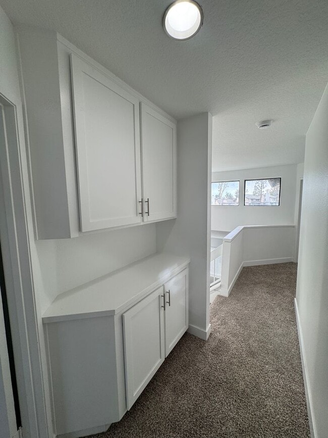 Building Photo - Condo with Amazing Lake View!