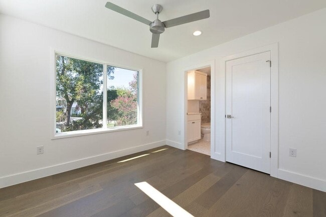 Building Photo - 2504 E 6th St