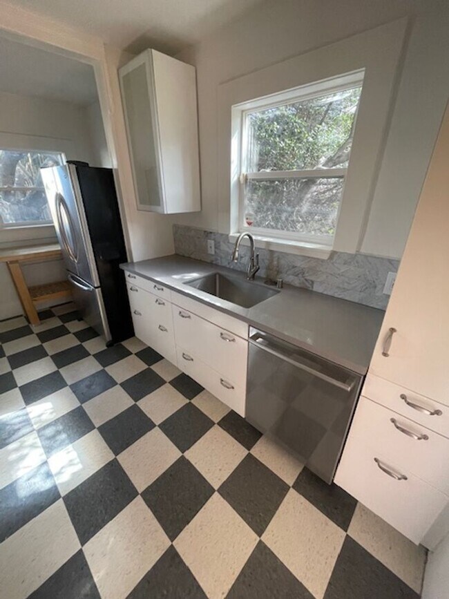 Building Photo - Great House in Oakland! 2 Beds, 1 Bath