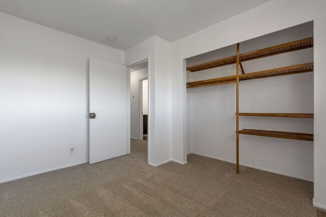 Building Photo - NEW CARPET - 3 Bed, 2 Bath Midvale Duplex with Garage