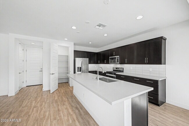 Building Photo - 21505 E Sparrow Dr