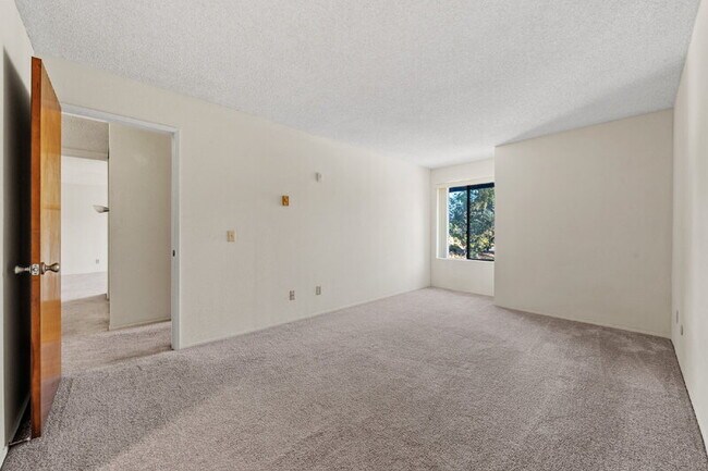 Building Photo - 8308 Regents Rd