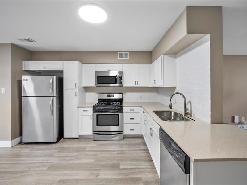 Kitchen - 2303 East Side Dr
