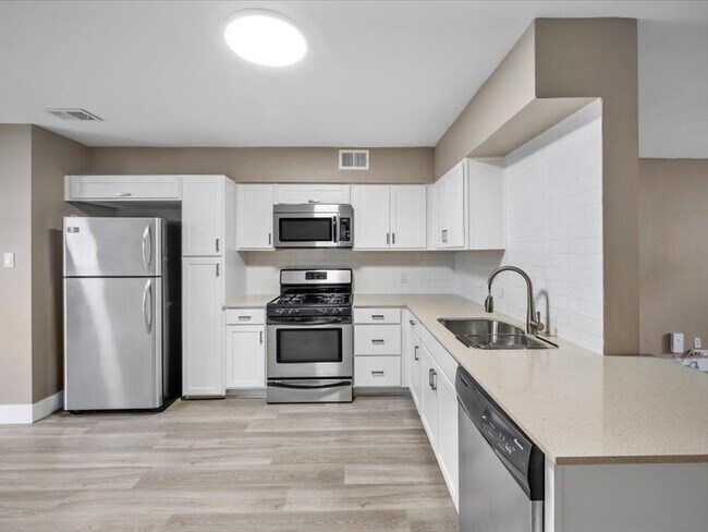 Kitchen - 2303 East Side Dr