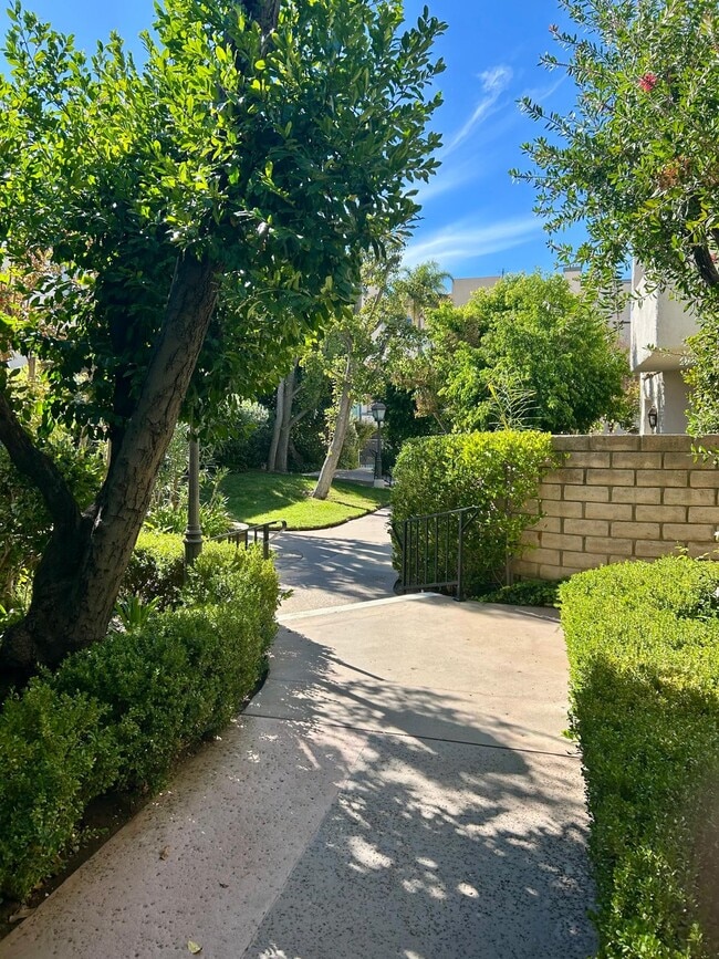 Building Photo - 5243 Yarmouth Ave